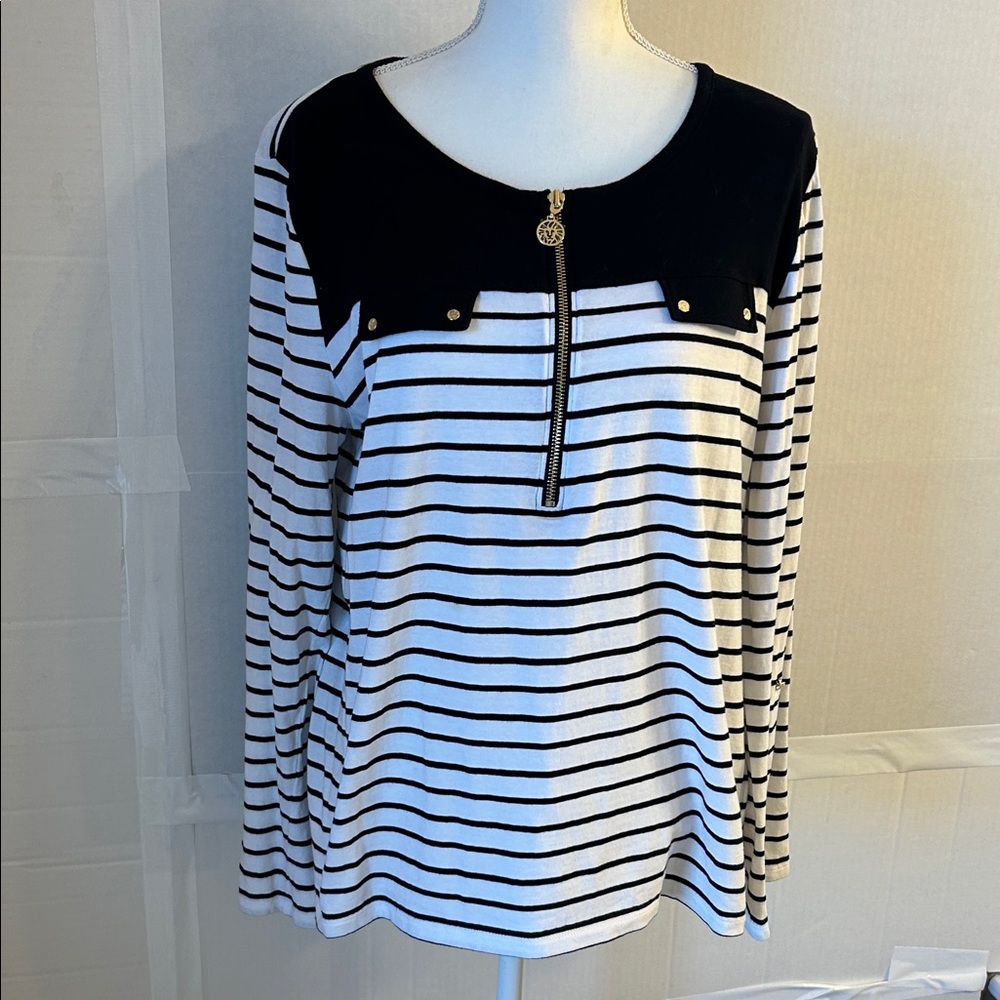 Anne Klein Sport Women’s Black & White Stripe Logo Zipper Tab Sleeve Top. Sz XL